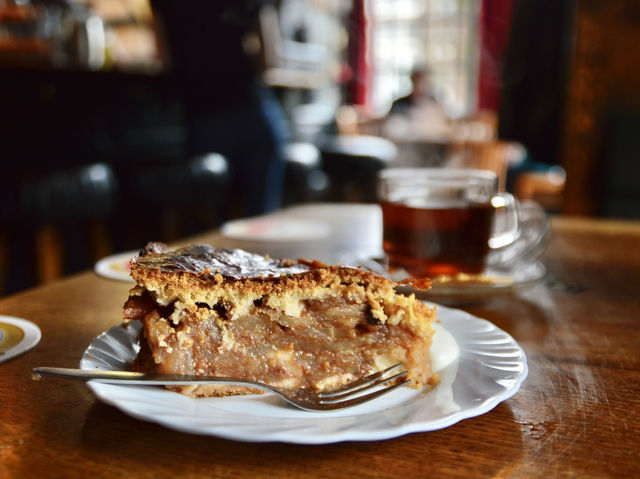 Cozy Vibes and Delicious Apple Pie at The Papeneiland Café🍎