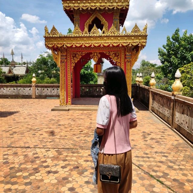 ไปไหว้พระธาตุเรืองรองกันค่ะ