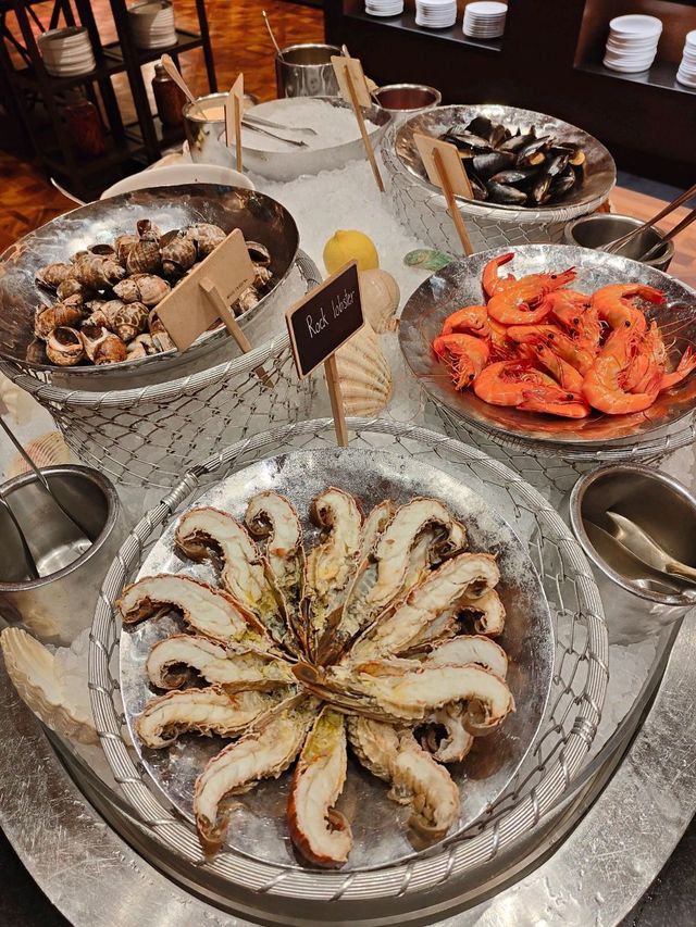 นบุฟเฟ่มื้อค่ำที่ห้องอาหาร The Dining Room