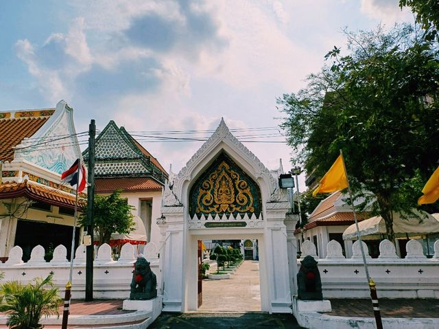 泰國曼谷皇家古跡寺廟景點:Wat Nang Nong，白色莊嚴肅穆建築，適合打卡拍照📸