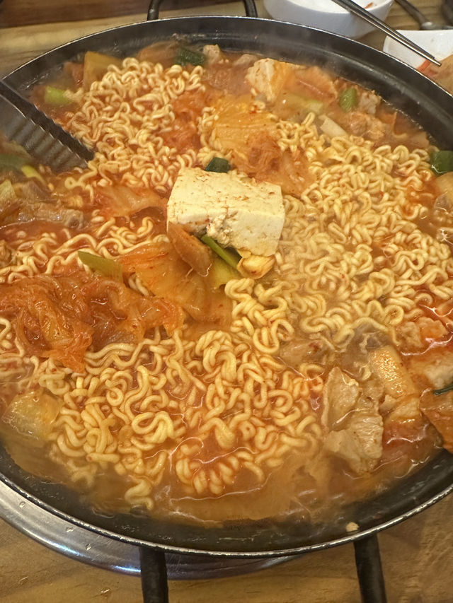 고깃집에서 질좋은 고기로 즐기는 점심 돼지고기 김치찌개 식사가 가능한 광화문 고기 맛집!