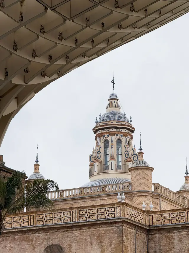 Such a stylish wavy viewing deck in the middle of Seville old town!