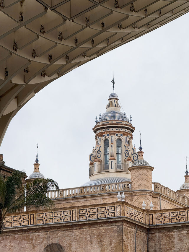 Such a stylish wavy viewing deck in the middle of Seville old town!