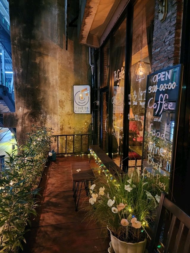 【バンコク】駅目の前！cafe&Beer bar