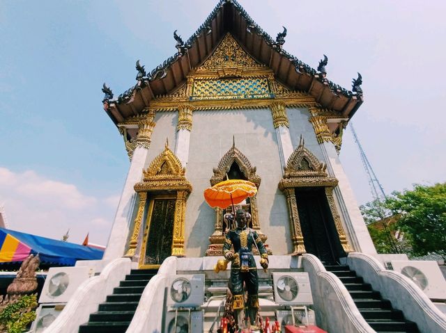 泰國曼谷市中心著名地標性寺廟景點：印卓威漢寺，十四世紀古跡寺廟，32米高金色雕像，適合打卡拍照📸冥想