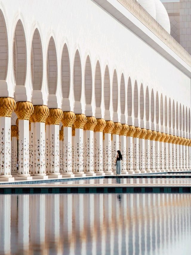 Sheikh Zayed Grand Mosque: An Icon of Architectural Splendor and Majestic Craftsmanship.