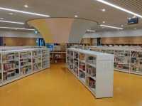 怎麼有一堆白色紙張散落在半空中啊...#臺南圖書館總館- 臺南永康