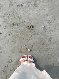 นั่งเล่นกินข้าวริมทะเลหาดบางแสนกับครอบครัว