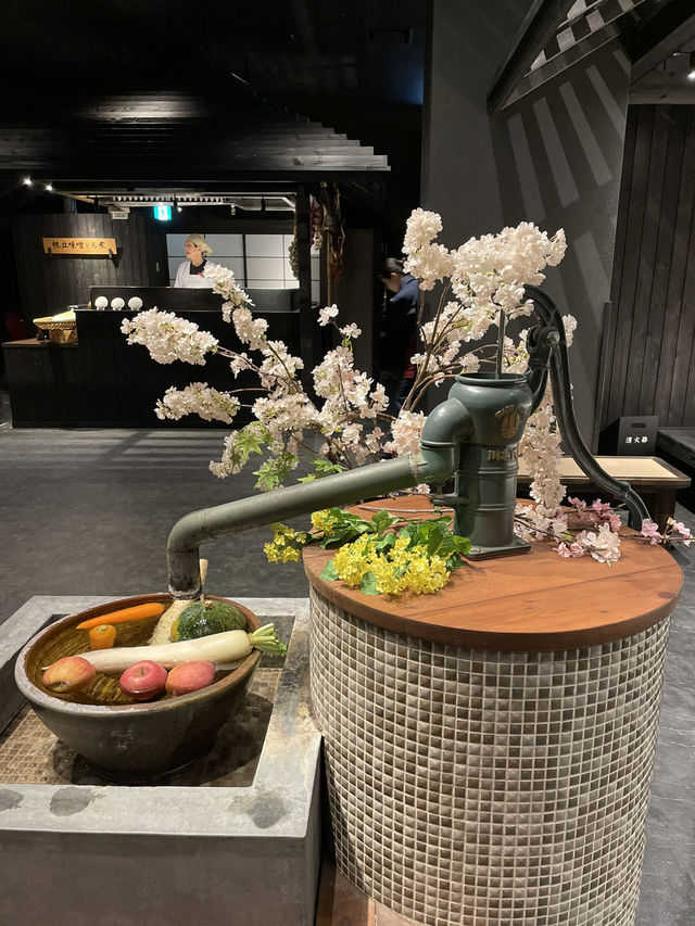 【青森×星野リゾート 青森屋】割烹着姿のお母さんが配膳してくれるビュッフェ