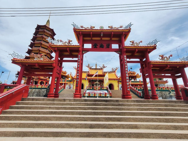 Peak Nam Toong Temple: Dragons, Dumplings & a Very Confused Pigeon" 🏯🐦