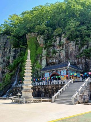 A breathtaking temple nestled in the mountains