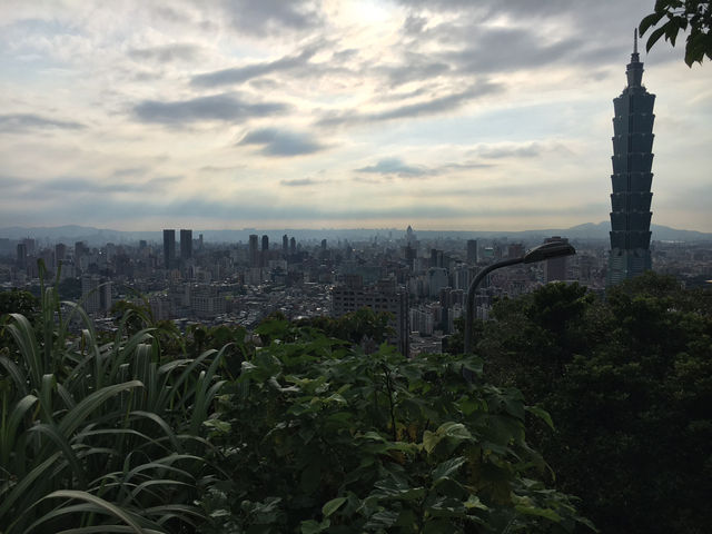 🏞️ 台北象山｜城市中的綠意秘境，俯瞰101的絕佳視角 