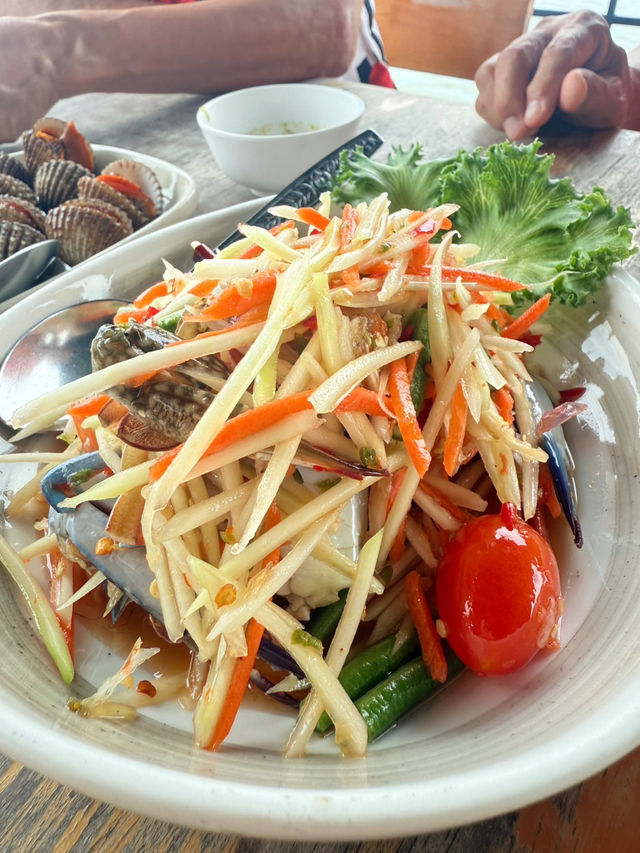 อาหารทะเลสด อร่อย ต้องร้านลมพันท้าย สมุทรสาคร