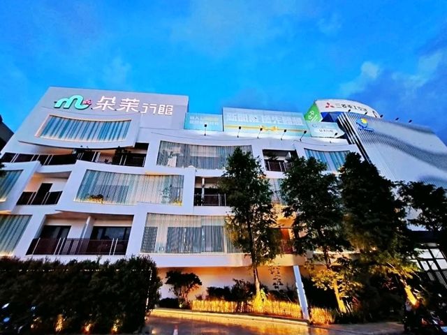 座位於台中市西屯區的朵茉行館，結合絕佳地理位置、現代藝術裝潢和無與倫比的優質服務，讓每一刻都充滿驚喜與感動。