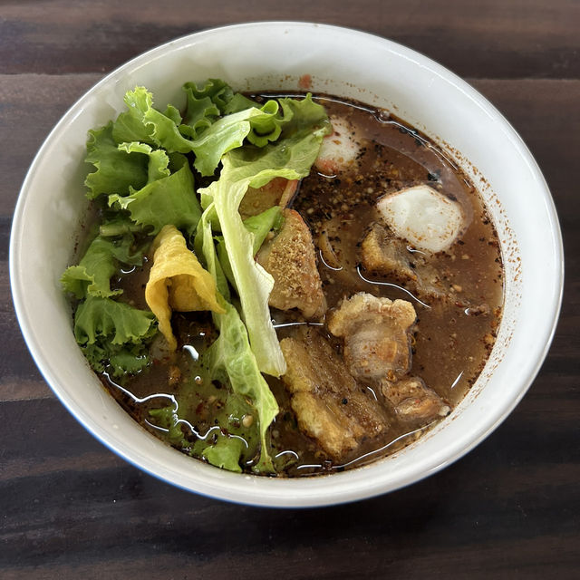 ก๋วยเตี๋ยวมุมโค้ง ร้านดังจังหวัดอ่างทอง
