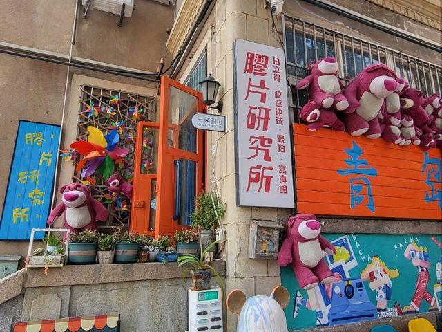 青島 在這 五月份 非常知多薔薇花的玫瑰花 在老婆 是一個非常歐洲化的 地方 雖然 處於中國內 但在這裏旅遊 竟然分不清自己 是否在歐洲呢 亦有非常知多的 海鮮 海產非常豐富 景點 有嶗山 山形非常漂