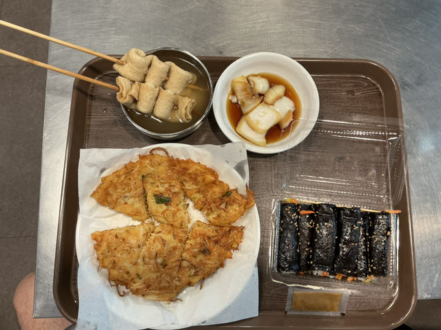 首爾塔風景愛情鎖和美食