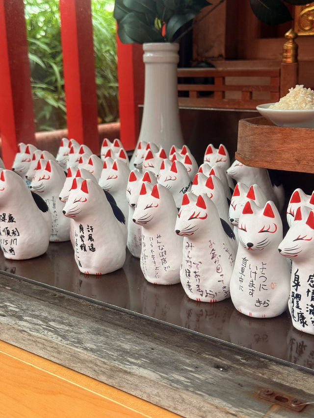 沖繩｜迷你千本鳥居與多彩達摩 城市裡一方心靈寄託-西來院