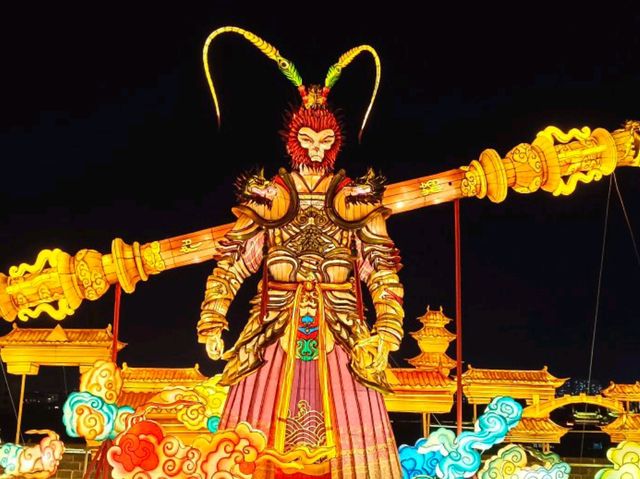 แสดงไฟแสงสีบนกำแพงเมืองโบราณต้าถง