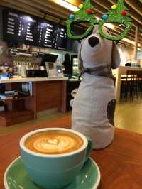 Neighborhood cafe with excellent drinks