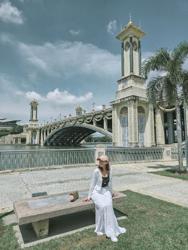 Strike a Pose at Seri Gemilang Bridge – but Bring Sunscreen! 📸🌞