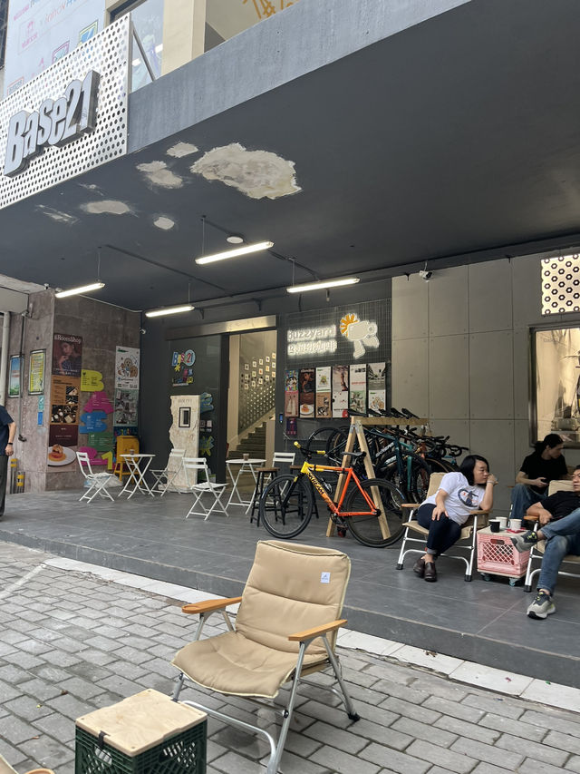 🌿포산의 야외 테이블이 매력적인 카페, buzzyard