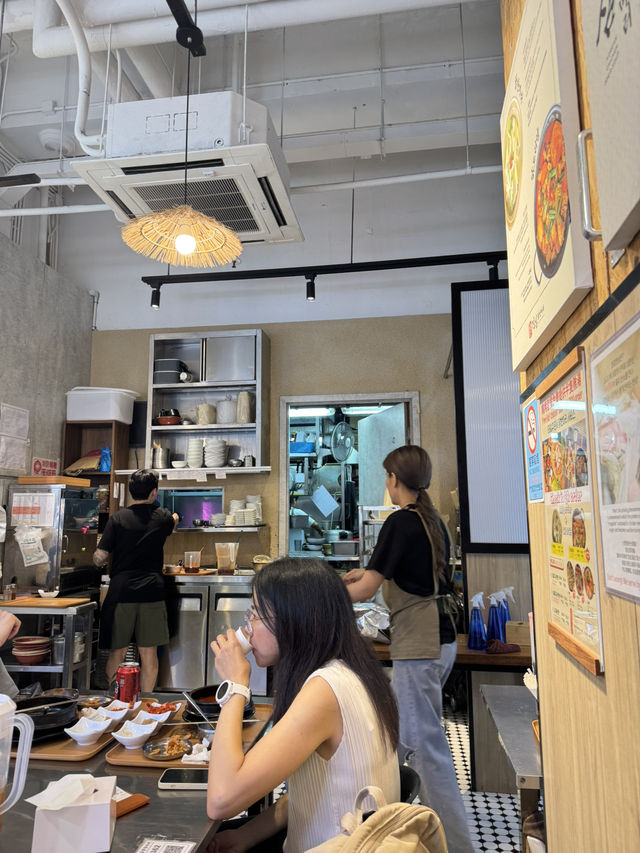 【香港】 登龍街無名韓國麵店：雞髀肉刀削麵真係好好食！