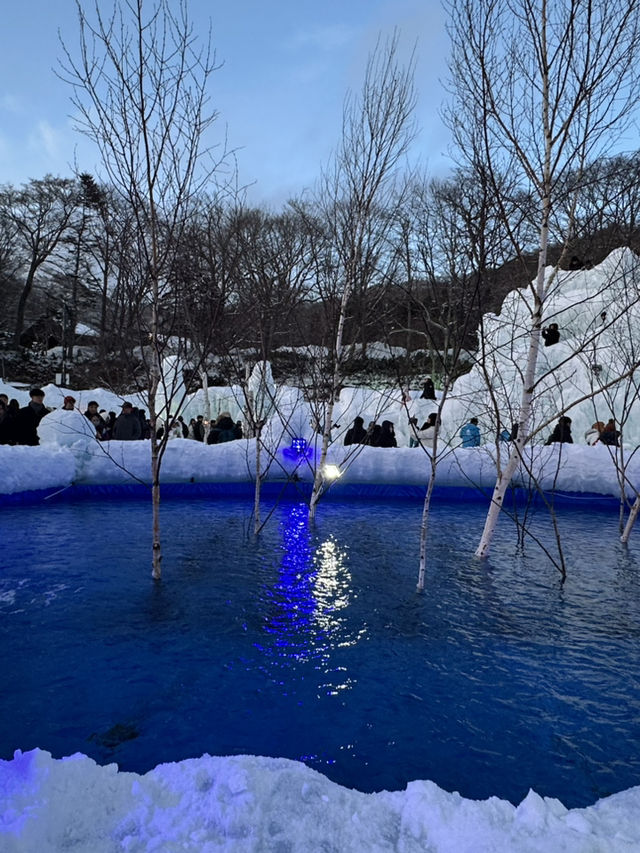 夢幻藍光冰之城！北海道「支笏湖冰濤祭」讓你秒進冰雪童話世界❄️✨