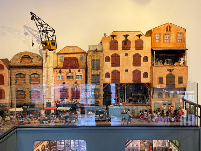 An Unconventional "Cat and Mouse" Tour in Amsterdam! 🐭🐱