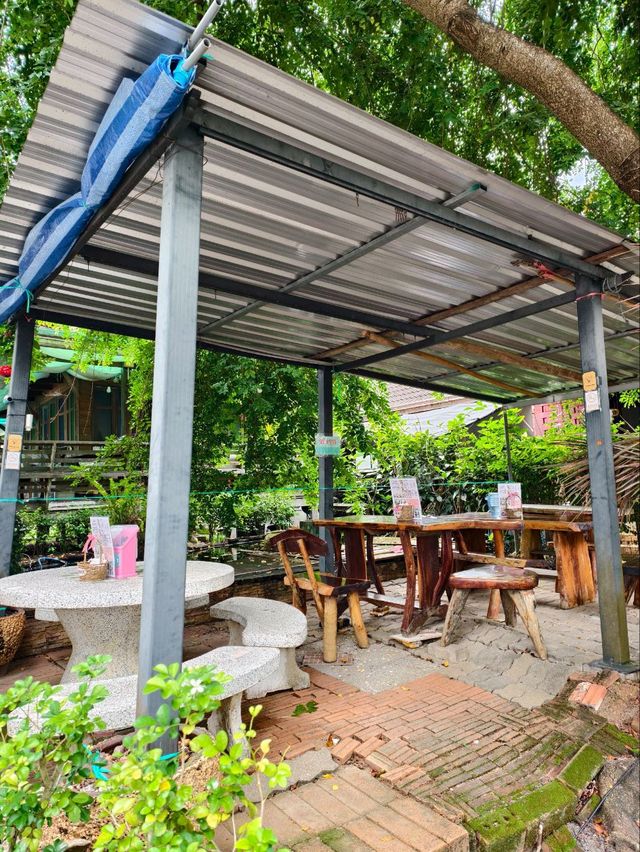 เมื่อมาถึงขลุงนึกหาของกินอะไรไม่ออกลองมาดูร้านนี้