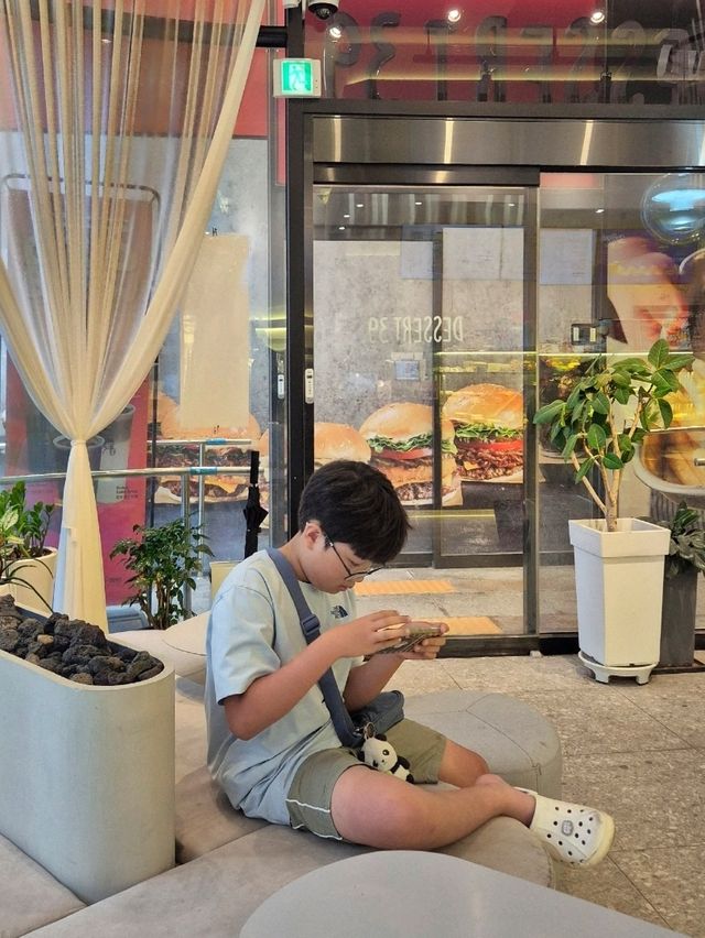 친환경 텀블러에 음료가 담겨나오는 🤎태백디저트39