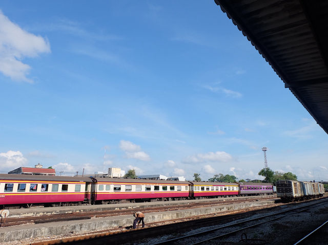 นั่งรถไฟหาดใหญ่–ปีนัง ผ่านปาดังเบซาร์ แบบชิลล์ๆ 🚂