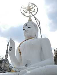 ชวนเที่ยวโบสถ์สีขาวที่ประดับด้วยเปลือกหอยนับล้าน