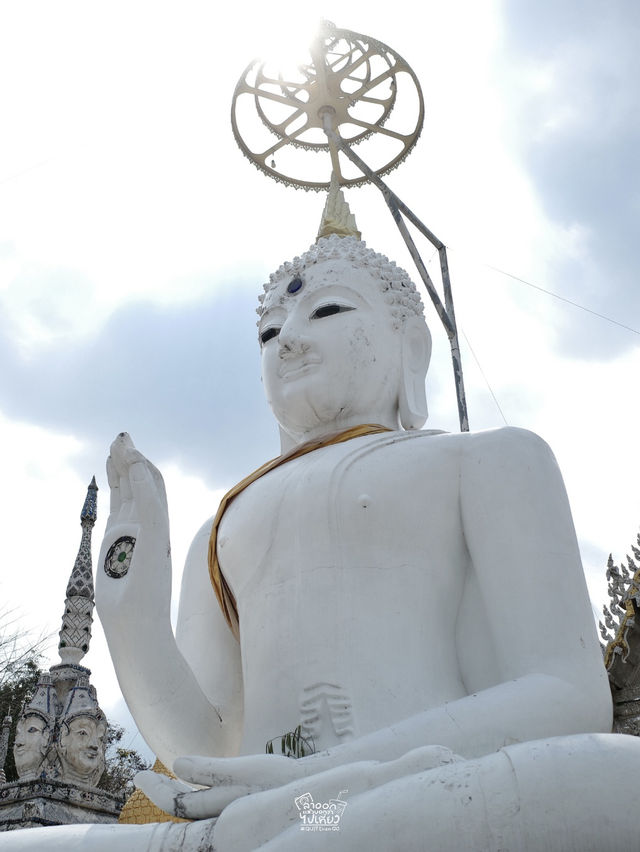 ชวนเที่ยวโบสถ์สีขาวที่ประดับด้วยเปลือกหอยนับล้าน