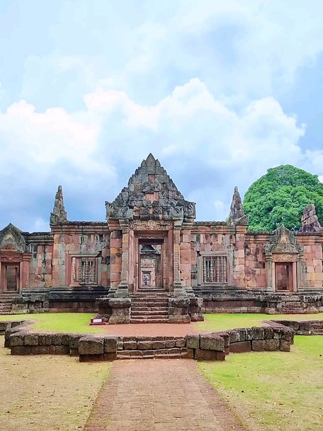 มาชมความงดงามของปราสาทเมืองต่ำกันไหม