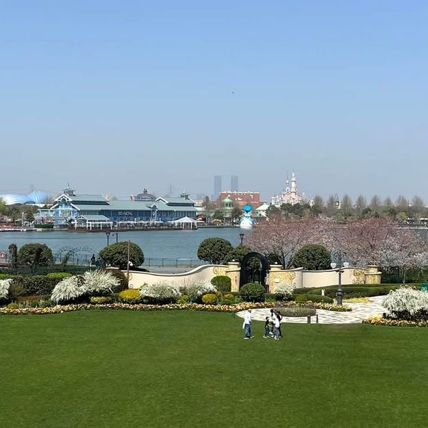 🏰 Staying at Shanghai Disneyland Hotel – Where Magic Begins Before the Park!