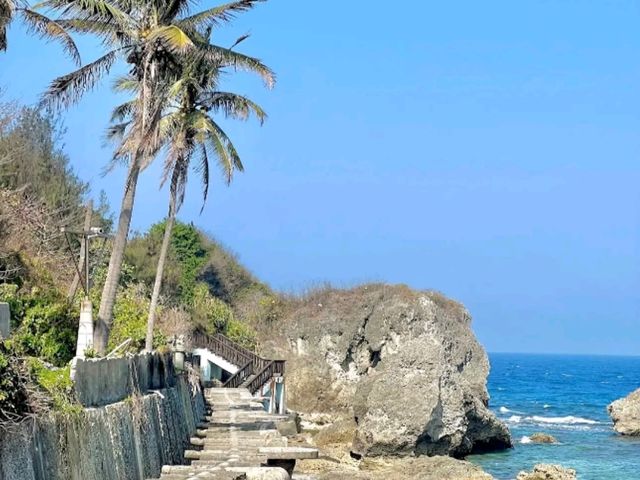 🌊 小琉球地標打卡｜花瓶岩 Vase Rock，一秒認出的奇岩守門員！