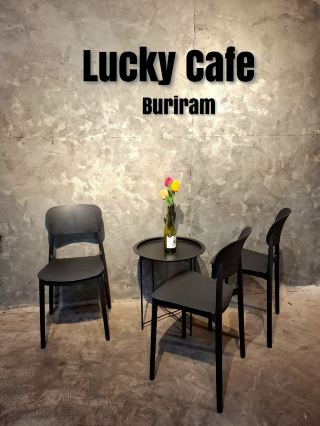 Lucky Cafe，位於 Prakhon Chai 的閣樓式咖啡館
