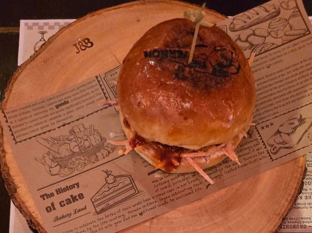 THE GOVERNOR'S 🍺🍻 BAR AND RESTAURANT