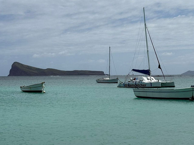 Notre Dame Auxiliatrice - Bright colors and a picturesque view of Mauritius 
