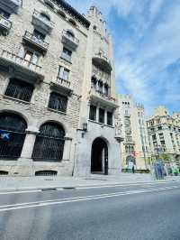 🌆 Wandering Through Eixample — The Heart and Soul of Barcelona ❤️