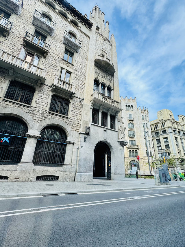 🌆 Wandering Through Eixample — The Heart and Soul of Barcelona ❤️