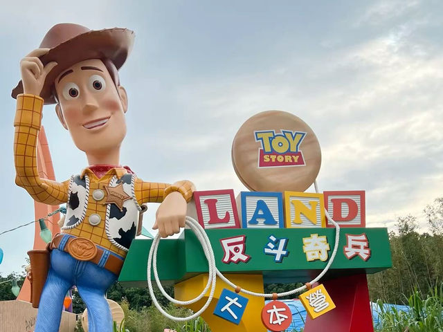Where Magic Comes Alive: A Day in Hong Kong Disneyland”