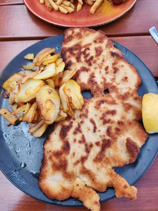 Steinheil 16: Munich’s Must-Try Spot for Epic Portions & Vibes! 🍽️✨