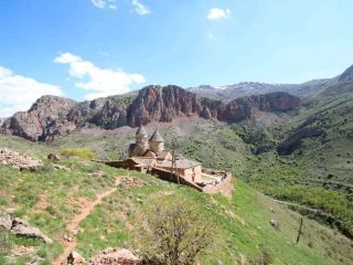Noravank – red canyon monastery