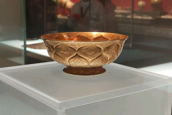 博物館裡閃閃發光的金碗展品｜Trip.com 西安