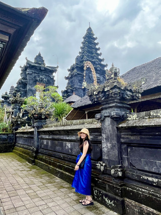 バリ島のブサキ寺院(Pura Besakih)は、島内最大かつ最も神聖なヒンドゥー教の寺院群で、アグン山(Mo。