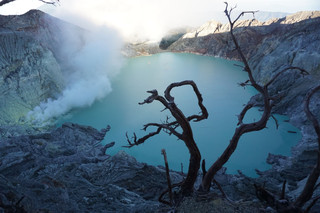 [Indonesia · Ijen Volcano] Kawah Ijen: Midnight Quest for the Blue Fire and the Stunning Acidic Crater Lake