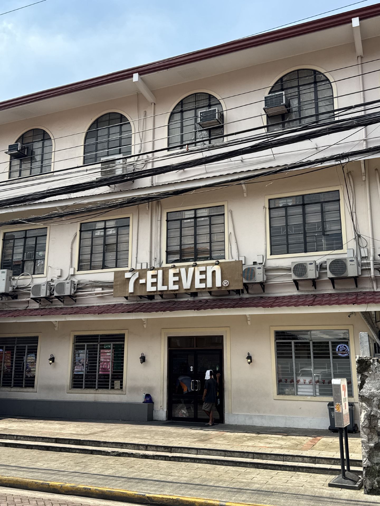 馬尼拉王城區的特色 7-Eleven：當便利商店遇上西班牙殖民風格建築