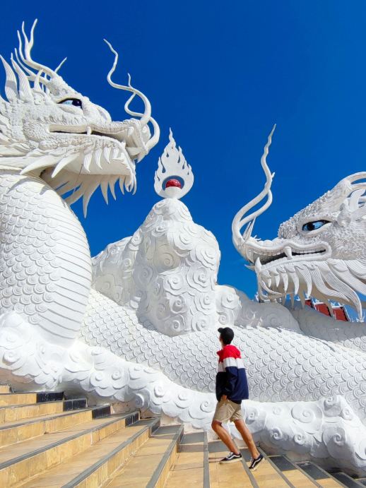 Wat Huay Pla Kang: The Breathtaking White Dragon Stairs in Chiang Rai